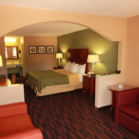 וורנר רובינס Quality Inn & Suites Near Robins Air Force Base מראה חיצוני תמונה